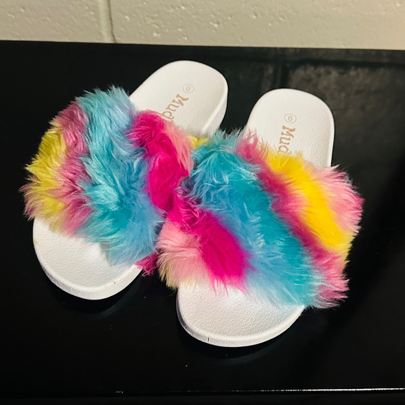 Mudd Slides Size 6 White Multi-color Fuzzy Rainbow Shoes NEW - Picture 1 of 4
